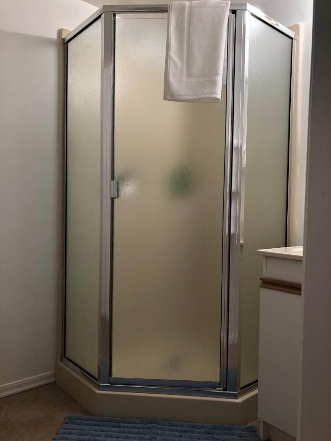 One Bedroom Suite Near Hillside Mall Oak Bay Exterior photo